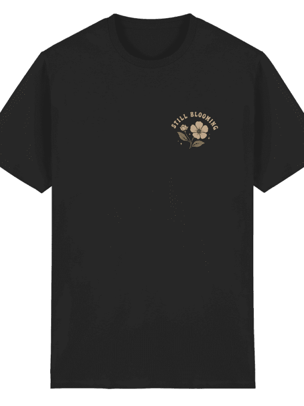 front-heavy-cotton-t-shirt-black-525-65b4-1000x.png „Still Blooming“ – M / schwarz · Einzelstück