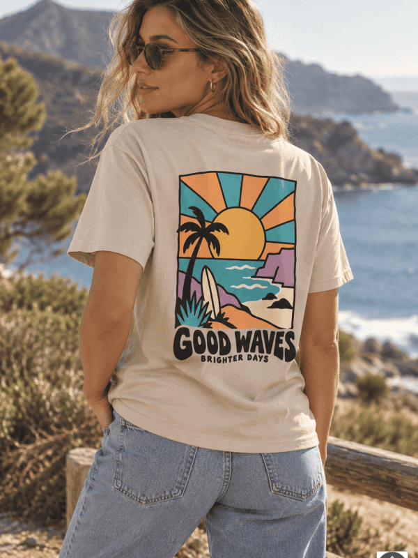 Küstenblick mit Good Waves T-Shirt „Good Waves“