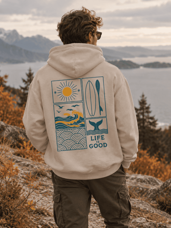 Fjordblick im Herbst mit grafischem Hoodie „Life is Good“