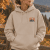 Herbstblick mit Bergmotiv-Hoodie „Stay Wild“