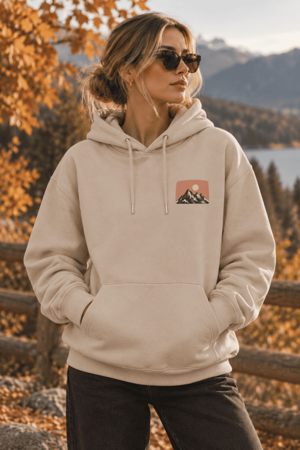 Herbstblick mit Bergmotiv-Hoodie „Stay Wild“