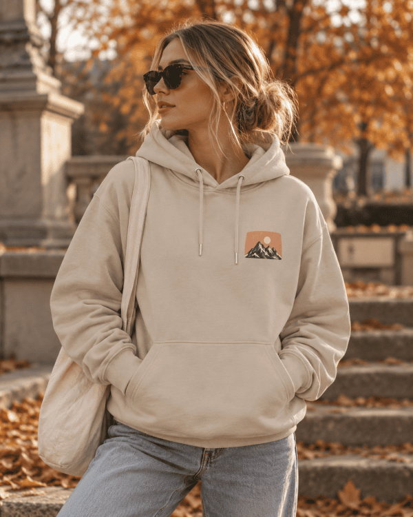 Herbstliches Porträt mit Bergmotiv „Stay Wild“