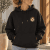 Lässiges Porträt im floralen Hoodie „Still Blooming“