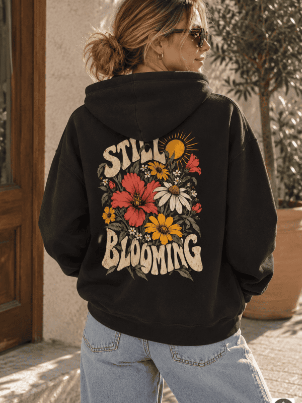 Still Blooming im mediterranen Innenhof „Still Blooming“